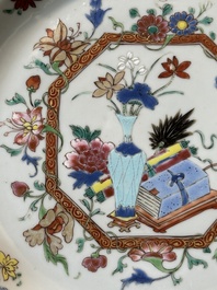 Paire de plats en porcelaine de Chine famille rose &agrave; d&eacute;cor d'antiquit&eacute;s, Yongzheng