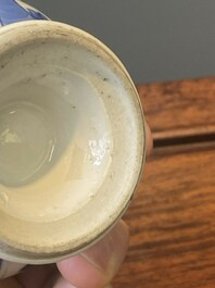 Een paar Chinese blauw-witte rozenwater sprenkelaars voor de islamitische markt, Kangxi