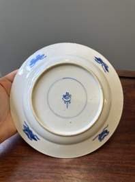 Een paar Chinese blauw-witte borden met boeddhistische leeuwen, ding merk, Kangxi