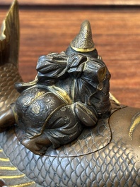 Bo&icirc;te couverte en bronze partiellement dor&eacute;e figurant Ebisu sur une dorade, Japon, sign&eacute;e Miyao Zo, Meiji, vers 1880