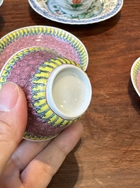 Een paar Chinese famille verte en een paar famille rose koppen en schotels, Kangxi/Yongzheng