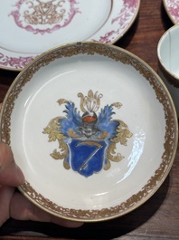 Een paar gemonogrammeerde Chinese roze-ge&euml;mailleerde borden en een paar koppen en schotels met wapendeor, Yongzheng/Qianlong