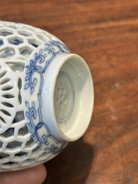 Een zeldzame Chinese opengewerkte dubbelwandige blauw-witte kop, Kangxi