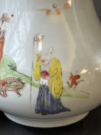 Une soupi&egrave;re couverte sur son support en porcelaine de Chine famille rose &agrave; d&eacute;cor mandarin et une th&eacute;i&egrave;re couverte, Qianlong