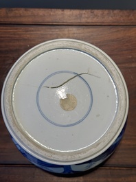 Vase en porcelaine de Chine en bleu et blanc &agrave; d&eacute;cor des 'Longues Dames', Kangxi