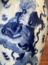 Een paar Chinese blauw-witte dekselvazen en drie potten, 19e eeuw