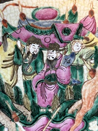 Une paire de pots et un plat en porcelaine de Chine famille rose de Nankin, marque de Chenghua, 19&egrave;me