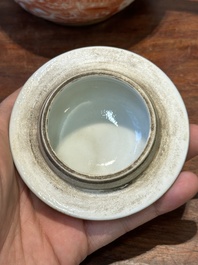 Rare th&eacute;i&egrave;re couverte en porcelaine de Chine en rouge de fer et dor&eacute; &agrave; d&eacute;cor de sc&egrave;ne europ&eacute;enne, Qianlong