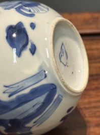 Een Chinese blauw-witte 'Lange Lijzen' theebus en deksel, conische schelp merk, Kangxi
