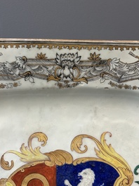 Un plat armori&eacute; et une assiette aux armes de De Heere pour le march&eacute; hollandais en porcelaine de Chine, Qianlong