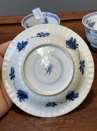Een paar Chinese famille verte en een paar famille rose koppen en schotels, Kangxi/Yongzheng