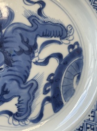 Een paar Chinese blauw-witte borden met boeddhistische leeuwen, ding merk, Kangxi