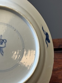 Een paar Chinese blauw-witte borden met boeddhistische leeuwen, ding merk, Kangxi