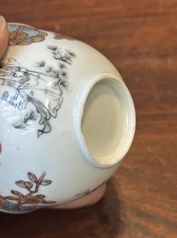 Een Chinese famille rose en grisaille kop en schotel met Xiwangmu die een perzik aangeboden krijgt, Yongzheng