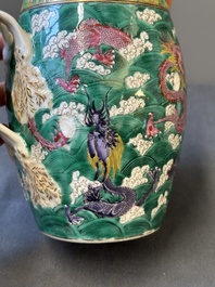 Une cruche en porcelaine de Chine famille rose sur fond vert  &agrave; d&eacute;cor de dragons et un plat &agrave; decor 'sept sages' et &agrave; bord de dragons, 19&egrave;me