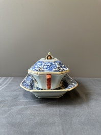 Une soupi&egrave;re couverte sur son support en porcelaine de Chine famille rose &agrave; d&eacute;cor mandarin et une th&eacute;i&egrave;re couverte, Qianlong