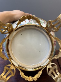 Twee Chinese Canton famille rose kommen met vergulde bronzen monturen, 19e eeuw
