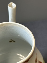 Une soupi&egrave;re couverte sur son support en porcelaine de Chine famille rose &agrave; d&eacute;cor mandarin et une th&eacute;i&egrave;re couverte, Qianlong