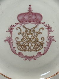 Een paar gemonogrammeerde Chinese roze-ge&euml;mailleerde borden en een paar koppen en schotels met wapendeor, Yongzheng/Qianlong