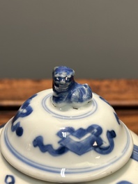 Een Chinese blauw-witte 'Lange Lijzen' theebus en deksel, conische schelp merk, Kangxi