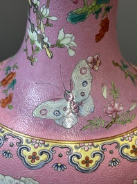 Een Chinese famille rose vaas met vlinders op roze sgraffito fond, Qianlong merk en mogelijk periode
