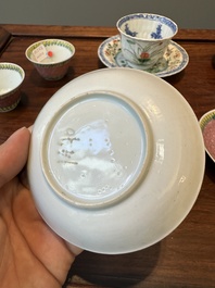 Een paar Chinese famille verte en een paar famille rose koppen en schotels, Kangxi/Yongzheng