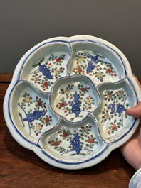 Een Chinese wucai confiserieschotel met floraal decor, Wanli