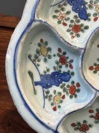 Een Chinese wucai confiserieschotel met floraal decor, Wanli