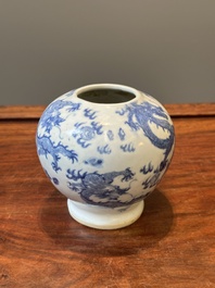Een paar Chinese blauw-witte dekselvazen en drie potten, 19e eeuw