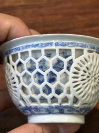 Een zeldzame Chinese opengewerkte dubbelwandige blauw-witte kop, Kangxi