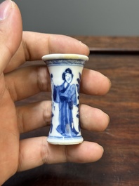 Deux coupes &agrave; pied et quatre vases miniatures de forme 'gu' en porcelaine de Chine en bleu et blanc, Kangxi