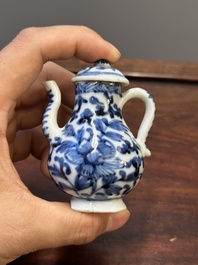 Deux vases, deux pichets miniatures et une bo&icirc;te &agrave; th&eacute; en porcelaine de Chine en bleu et blanc, Kangxi