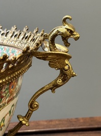 Twee Chinese Canton famille rose kommen met vergulde bronzen monturen, 19e eeuw