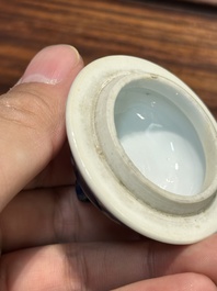 Een Chinese blauw-witte 'Lange Lijzen' theebus en deksel, conische schelp merk, Kangxi