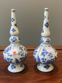 Een paar Chinese blauw-witte rozenwater sprenkelaars voor de islamitische markt, Kangxi