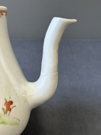 Une soupi&egrave;re couverte sur son support en porcelaine de Chine famille rose &agrave; d&eacute;cor mandarin et une th&eacute;i&egrave;re couverte, Qianlong