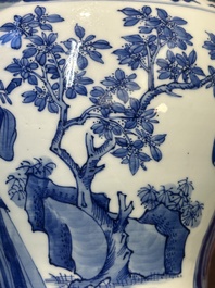 Vase en porcelaine de Chine en bleu et blanc &agrave; d&eacute;cor des 'Longues Dames', Kangxi