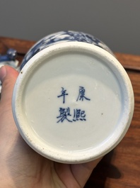 Paire de vases couverts en porcelaine de Chine en bleu, blanc et rouge de cuivre, marque de Kangxi, 19&egrave;me