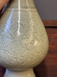 Vase en porcelaine de Chine en c&eacute;ladon monochrome &agrave; d&eacute;cor floral incis&eacute;, Kangxi