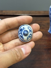 Deux vases, deux pichets miniatures et une bo&icirc;te &agrave; th&eacute; en porcelaine de Chine en bleu et blanc, Kangxi