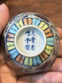 Een paar Chinese doucai kopjes met lotusslingers, Guangxu merk en periode