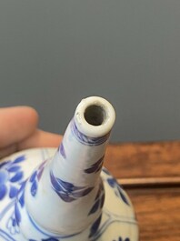 Een paar Chinese blauw-witte rozenwater sprenkelaars voor de islamitische markt, Kangxi