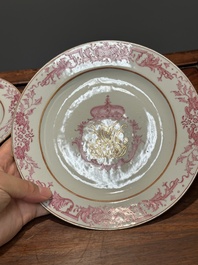 Een paar gemonogrammeerde Chinese roze-ge&euml;mailleerde borden en een paar koppen en schotels met wapendeor, Yongzheng/Qianlong