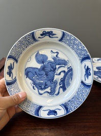 Een paar Chinese blauw-witte borden met boeddhistische leeuwen, ding merk, Kangxi