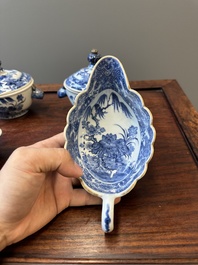 Paire de sauci&egrave;res et terrines couvertes en porcelaine de Chine en bleu et blanc, Qianlong