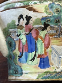 Twee fijne Chinese Canton famille rose theepotten, 19e eeuw