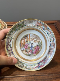 Une terrine couverte &agrave; deux compartiments et une assiette monogramm&eacute;e en porcelaine de Chine famille rose de Canton, 19&egrave;me