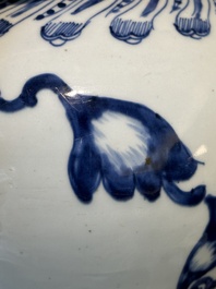 Rare vase en porcelaine de Chine en bleu et blanc &agrave; d&eacute;cor floral, Kangxi