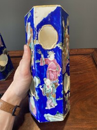 Paire de rares porte-chapeaux en porcelaine de Chine famille rose sur fond bleu &agrave; d&eacute;cor de 'huit immortels', marque et &eacute;poque de Tongzhi