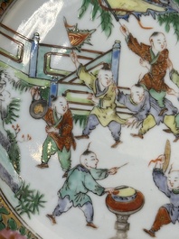 Une paire d'assiettes en porcelaine de Chine en bleu et blanc surd&eacute;cor&eacute; en Canton, une assiette aux gar&ccedil;ons jouant et une assiette ajour&eacute;e, 19&egrave;me